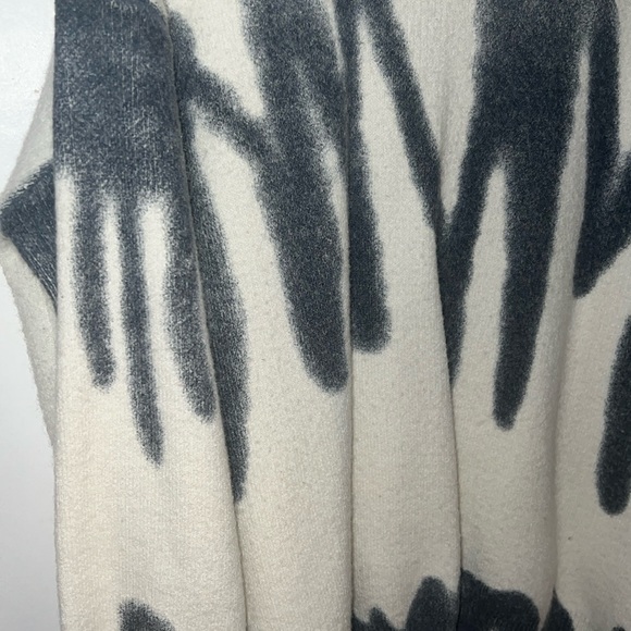 Oversized Trendy Sweater - Picture 2 of 3